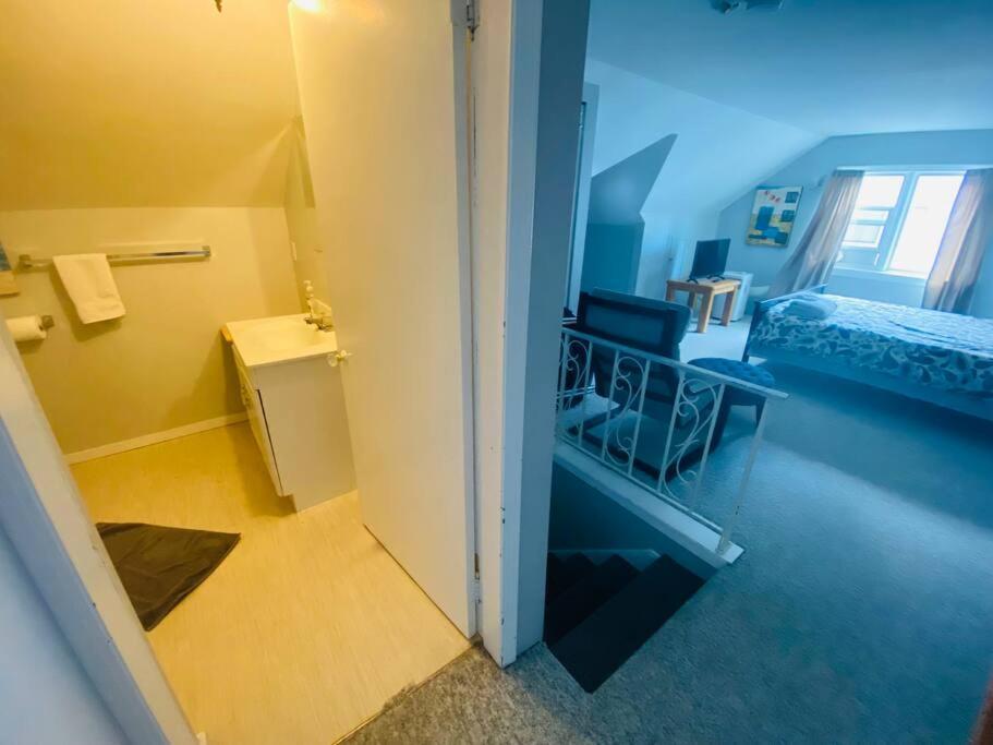 Artistic Apartment Near Downtown فكتوريا المظهر الخارجي الصورة