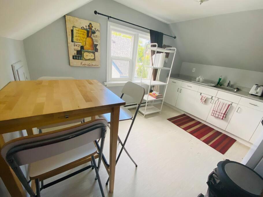 Artistic Apartment Near Downtown فكتوريا المظهر الخارجي الصورة
