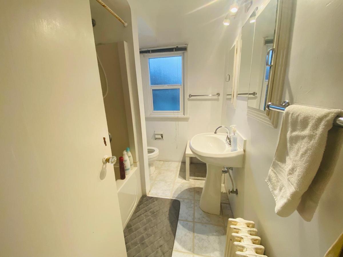 Artistic Apartment Near Downtown فكتوريا المظهر الخارجي الصورة